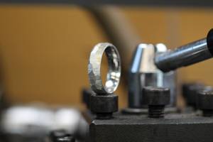 แหวนแต่งงานสเตนเลสสตีลแบบทุบทำให้สบายออกแบบได้ตามต้องการ - Product Image 4