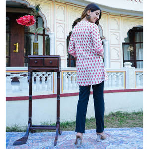 Kurti court imprimé floral, haut confortable en rayonne pour une tenue décontractée, parfait pour les anniversaires ou les anniversaires et les occasions - Product Image 4