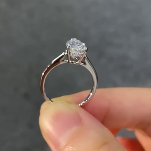 Anillo de Compromiso con Diamante Cultivado en Laboratorio de 2.00ct en Oro Blanco, Certificado IGI, Diseño Solitario con Halo Oculto - Product Image 3