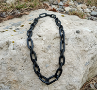 Collier à maillons en résine noire épaisse - Maillons acryliques surdimensionnés, collier statement bohème gothique, finition marbrée mate