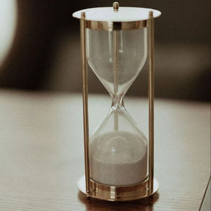 Sablier en métal poli, décor de bureau élégant, design d'accentuation de table, style moderne, aspect artistique - Product Image 1