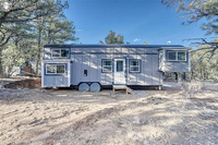 Maison conteneur autonome clé en main sur 2,4 acres avec énergie solaire intégrée, eau et vue sur la montagne - Maison sur roues, livraison gratuite