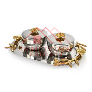 Bandeja de acero inoxidable para alimentos, con mango de hoja de latón y dos cuencos para servir con tapas para centros de mesa/bandeja de hoja dorada única - Product Image 1