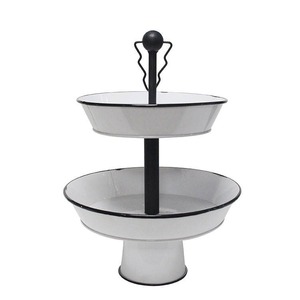 Elegante soporte para pasteles de metal con revestimiento negro que añade sofisticación a la presentación de postres sin deslumbrar el pastel en sí. - Product Image 4