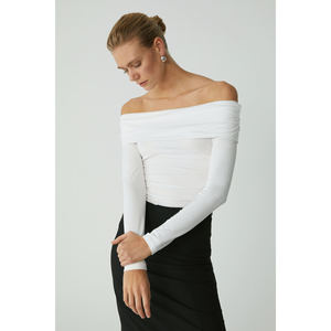 Blusa de Manga Larga con Cuello Barco y Detalle Fruncido de Corte Ajustado para Mujer ETHIQUET Babel - Product Image 1