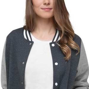 Chaquetas universitarias de béisbol para mujer con logotipo personalizado al por mayor OEM chaquetas universitarias transpirables de punto de lana sólida recortadas para mujer - Product Image 5