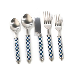 Poignée en résine noire fabriquée en Inde Couverts en acier inoxydable Ensemble de couverts en métal plaqué argent pour divers types de fêtes - Product Image 5