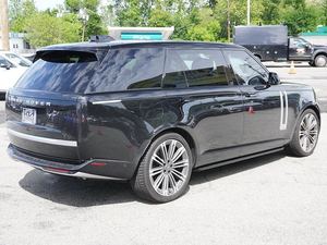 Bajo kilometraje 2024 Land Rover Range Rover P530 Autobiography LWB AWD con ruedas de aleación Asientos de cuero Navegación Asientos de tercera fila - Product Image 3