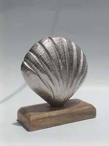 Sculpture de table en métal coquille de mer en laiton AK en argent fini avec une base en bois pièce maîtresse unique pour la décoration de salon - Product Image 3