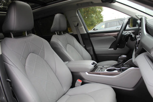 SUV hybride AWD de taille moyenne Highlander 2024 d'occasion (2.5L) - Product Image 2