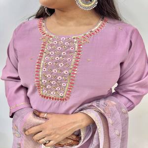 Elegante ropa de fiesta Kurti Pant Set Handwork Neck, Gadwal Fabric, Printed Jacquard Dupatta & Lace Pant - Product Image 2