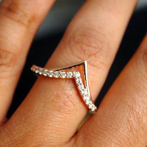 Anillo de boda de oro blanco chapado en oro de 10K, anillo de compromiso de diamante cultivado en laboratorio con anillo apilable V Chevron para amor y regalo - Product Image 2