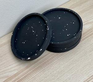 Ensemble de sous-verres en résine aspect terrazzo simple Dessous de verre en bois d'olivier personnalisé de qualité supérieure Dessous de verre ronds gravés en bois pour table - Product Image 1