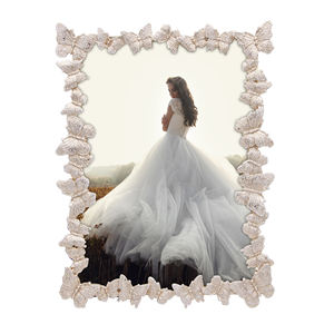 Cadre photo en métal plaqué or avec motif papillon 3D en alliage de zinc blanc 5" x 7" peint par pulvérisation - Product Image 2