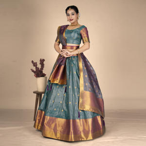 Lehenga Choli de Seda Banarasi Regal, Diseño Tradicional Tejido con Buti, Dupatta con Borde Ancho para Bodas, Diwali y Fiestas - Product Image 1