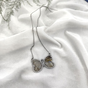 Joyería de moda al por mayor para mujer, collar de cadena de cable de mariposa con piedras preciosas de labradorita con ajustes de garra pavimentada para regalo - Product Image 3