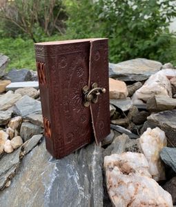 Journal en cuir de terre cuite artisanal de luxe, couverture gaufrée à la main, pages imprimées en gravure, fabriqué en cuir de chèvre et de mouton, pur recyclé - Product Image 3