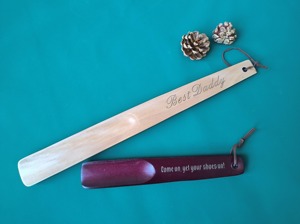 Rehausseur de chaussures en bois personnalisé de qualité supérieure avec texture de grain naturel, conçu pour un accès facile aux chaussures et un confort quotidien - Product Image 5