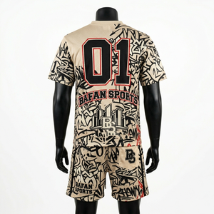 Conjunto de camiseta y pantalones cortos de malla de alta calidad de 160 GSM para hombre, color beige y negro, con diseño gráfico estampado y logotipo sublimado personalizado. - Product Image 2