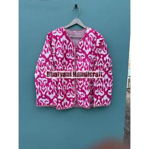 Veste matelassée en coton faite à la main pour femmes Manteau réversible imprimé Ikat élégant Style bohème respirant pour les artisans indiens d'automne - Product Image 1