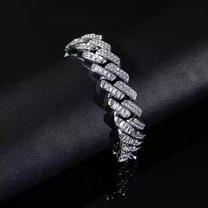 Bracelet en argent 925 avec diamant moissanite, bijoux en argent exquis mettant en valeur des accents de pierres brillantes et des détails lisses - Product Image 1