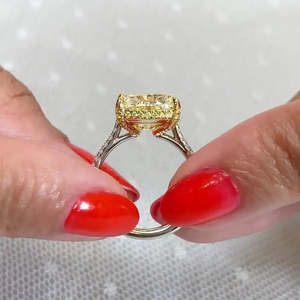 Anillo de Diamante Amarillo de Laboratorio con Certificación IGI, 8.00ctw, Corte Elegante Tipo Cojín, Halo Oculto de Dos Tonos - Product Image 2