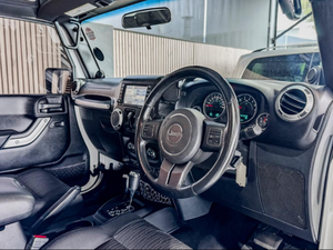 รถจี๊ปแรงเลอร์มือสองคุณภาพดีราคาประหยัด ปี 2012 รุ่น 3.6 V6 Sahara 2 ประตู เกียร์ออโต้ พวงมาลัยขวา - Product Image 2