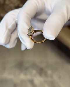 Anillo Solitario de Diamante Cultivado en Laboratorio con Forma Radiante y Elegante, Oro Amarillo de 14K, Anillo de Compromiso Clásico, Joyería Fina Personalizable - Product Image 2