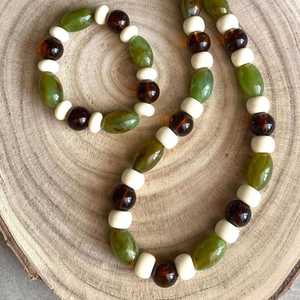 Collier avec pendentif en résine d'ange personnalisé avec des fleurs séchées, des feuilles d'or et des accents de paillettes - Design unique - Product Image 3