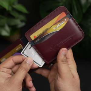 กระเป๋าสตางค์หนังพับสองตอน รุ่นคลาสสิค หมายเลข 77 พร้อมระบบป้องกัน RFID ผลิตด้วยมือในประเทศปากีสถาน (สีแดงเบอร์กันดีและสีน้ำเงิน) - Product Image 4