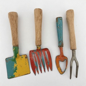 Pelle en tôle de fer vintage en vernis patiné art fait à la main combinant un utilitaire de jardinage avec une décoration rustique intemporelle - Product Image 3