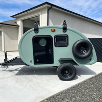 Caravane de camping moderne et légère en forme de larme, caravane de voyage compacte, mini-camping-car haut de gamme pour le camping et les voyages en plein air