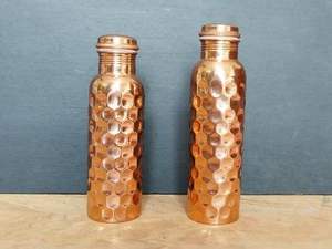 Botella de agua de cobre puro para agua potable con un diseño martillado elegante y una construcción duradera para un rendimiento duradero - Product Image 5