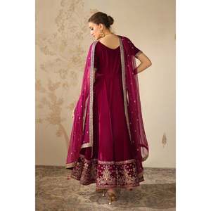Ensemble de costume pour femme en velours brodé 100% polyester PEPRIKA PR-1225 - Product Image 2