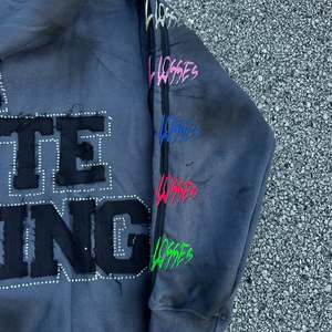 เสื้อฮู้ดครอปซิปผู้ชาย ผ้าเฟรนช์เทอร์รี่ 450gsm สไตล์สตรีทแวร์ ตกแต่งด้วยงานปักลาย ปะติด ลวดลายซีดจางแบบฟอกสี  พร้อมคริสตัล - Product Image 4