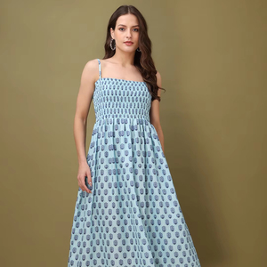 Vestido marrón con cuello cuadrado ajustado y acampanado para mujer - Product Image 1