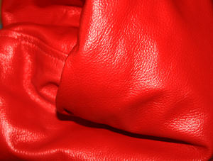 Chaqueta Universitaria Personalizada Unisex de Béisbol Roja y Negra, Chaqueta de Invierno de Lana con Cuello Alto y Logotipo Frontal Ecológico - Product Image 4