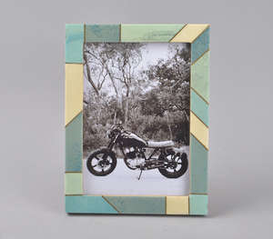 Marco de Fotos Moderno Hecho a Mano con Incrustaciones Geométricas de Resina, Elegante Diseño Abstracto en Verde Azulado y Crema, Portafotos Decorativo para Escritorio - Product Image 3