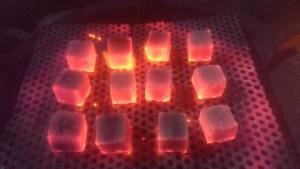 Las briquetas en forma de cubo realzan la esencia deliciosamente llena de sabor de esta experiencia de shisha de lujo. - Product Image 4