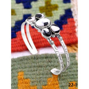 Brazalete de Moda Hecho a Mano en el Suroeste con Plata de Ley y Búfalo Blanco - Product Image 3