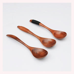 Cuchara agitadora de madera dura sostenible Herramienta de cocina ergonómica, resistente al calor y antiarañazos para cocinar de forma segura - Product Image 3