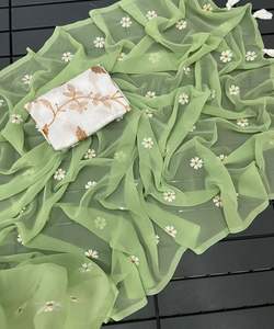 Magnifique saree en filet à porter de saison avec un saree en filet à séquence délicate avec un superbe travail en diamant et des volants imprimés. - Product Image 3