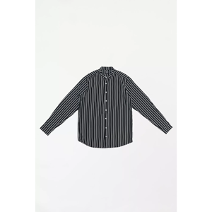 เสื้อเชิ้ตสีดำลายทางติดกระดุม - Product Image 4