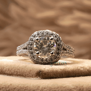 แหวนหมั้นเพชรเม็ดกลมแบบซ่อนรัศมีพร้อมสำเนียงโซลิแทร์สำหรับผู้หญิง - Product Image 1