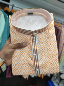 Travail traditionnel de broderie de séquence de crochet sur la soie Kurtas vêtements traditionnels imprimés numériques pour la vente en ligne - Product Image 5