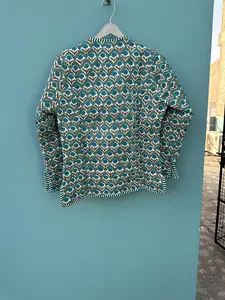 Chaqueta acolchada informal para mujer con cuello en V Bordado floral Bloque hecho a mano Impreso Botones de algodón Manga larga de doble cara - Product Image 3