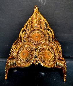 Encuentre una corona de calidad con metal dorado puro hecha con una corona de estilo tradicional de diseño único a la venta por exportadores indios - Product Image 3