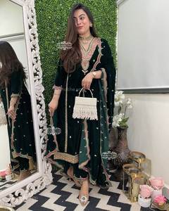Ensemble tendance pour filles : haut, bas et dupatta en velours brodé de sequins, style indien et pakistanais, idéal pour les occasions de fête, infroissable - Product Image 6