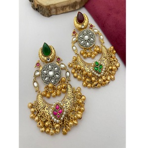 Boucles d'oreilles pendantes traditionnelles Kundan Boucles d'oreilles ethniques en or Jhumka avec perles Boucles d'oreilles Festival Wear Boucles d'oreilles plaquées or - Product Image 1