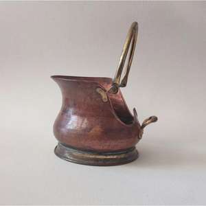 Seau à charbon en fer robuste de style antique avec des détails vintage et conçu pour stocker du bois de chauffage ou du charbon pour une décoration intérieure classique - Product Image 2